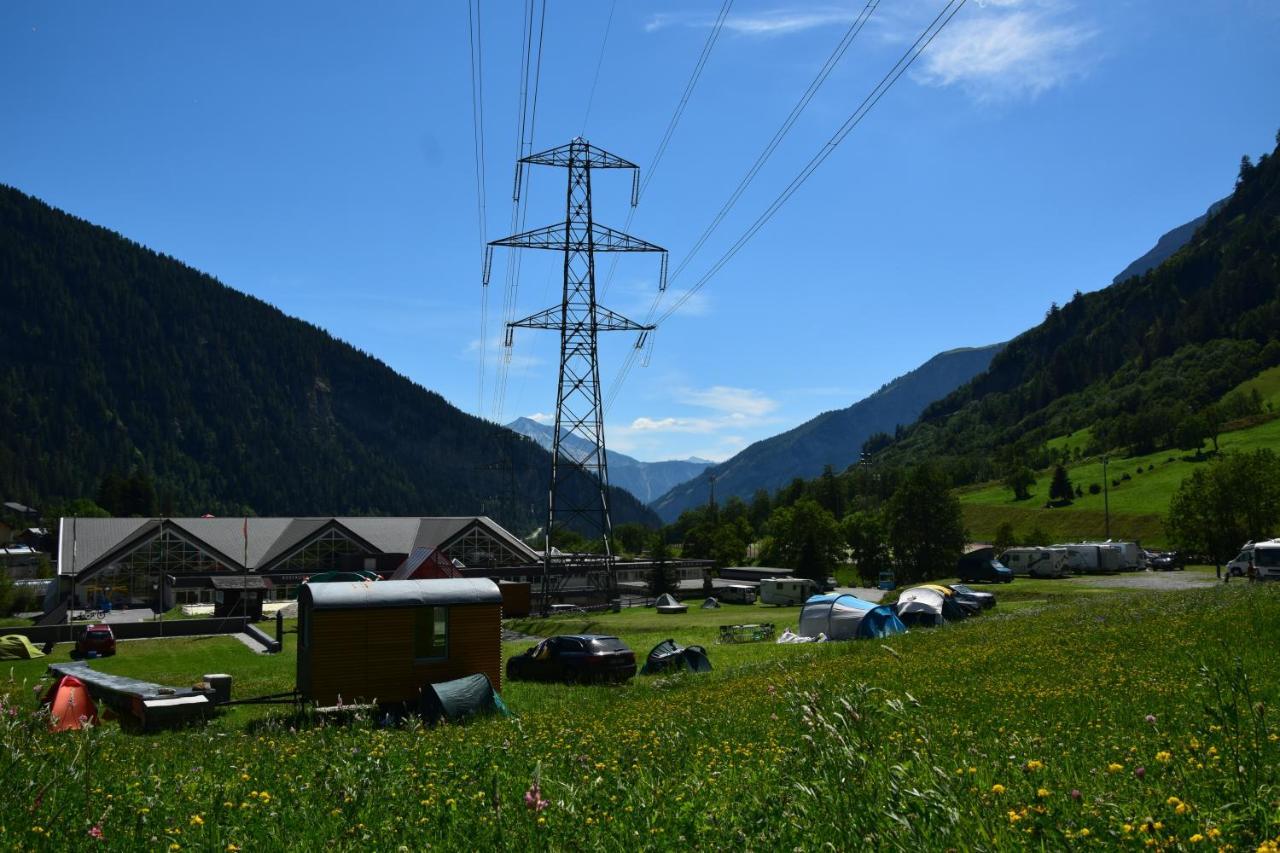 Campingplatz Mit Restaurant & Sportarena Leukerbad Exterior photo